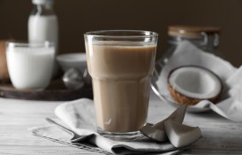 Cafea cu lapte de cocos. O aventură tropicală în cana ta de cafea