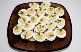 Ouă umplute cu pate de pui, hrănitoare și bogate în proteine