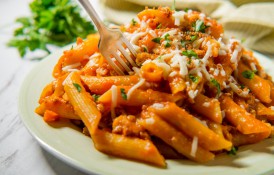 Paste cu sos de roșii, brânză mozzarella și usturoi