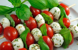 Frigărui cu mozzarella și roșii cherry