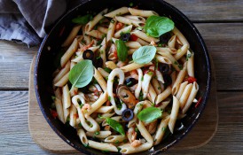 Penne cu creveți și scoici trase în vin
