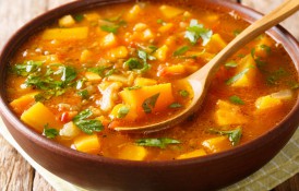 Mâncare de cartofi delicioasă cu măsline