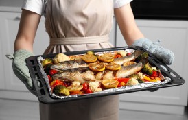 Cum faci un pește cu legume la cuptor - cea mai ușoară reșetă