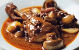 Coq au vin - rețeta tradițională franțuzească, cu pui, gătit lent
