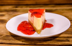 Cheesecake cu topping de zmeură