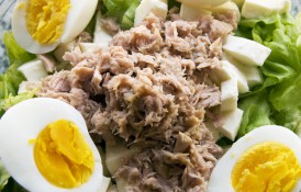 Salată verde cu ton și ouă fierte
