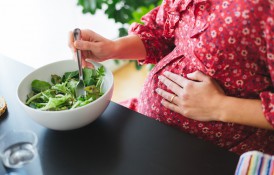 Ce riști dacă mănânci salate crude în timpul sarcinii. Toate viitoarele mămici ar trebui sa stie asta!