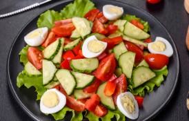 Salată de primavară cu ouă de prepeliță