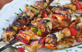 Frigărui de porc cu sos de lămâie și usturoi