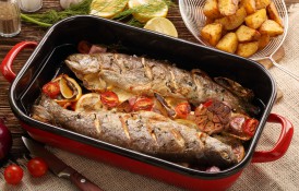 Pește la tavă cu vin alb - cea mai ușoară rețetă