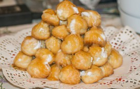 Croquembouche - cu choux-uri și cremă de vanilie
