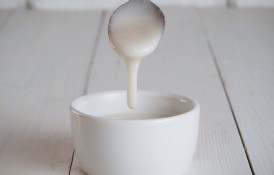 Cremă de cocos raw vegană - rețetă rapidă, fără coacere, sănătoasă și ușor de făcut