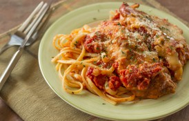 Pollo parmigiana - șnițel de pui cu sos de roșii și mozzarella