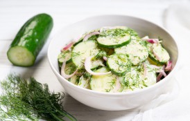 Salată simplă de castraveți, cu mărar și ceapă