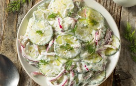 Salată de castraveți cu iaurt. Se face în 5 minute și este delicios de răcoritoare și aromată