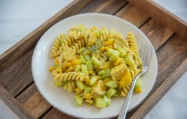 Salată de paste cu piept de pui și mango