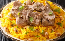Mansaf - mâncarea națională a Iordaniei. Rețetă tradițională cu miel, orez și iaurt