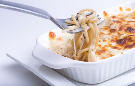 Macaroane la tavă – rețetă clasică la cuptor, cu ouă, smântână și șuncă