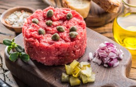 Biftec tartar - rețeta autentică pentru un aperitiv rafinat