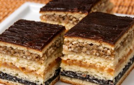 Prăjitură de casă cu foi fragede și trei umpluturi: mac, nucă și gem de caise