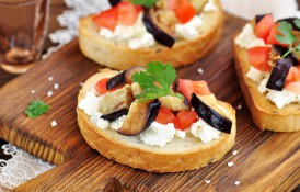 Crostini cu tofu și vinete. Un aperitiv sănătos, perfect pentru orice ocazie