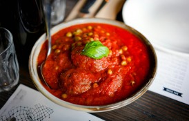 Ingredientul pe care italienii îl adaugă în sosul de roșii pentru un gust mai bogat