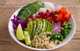 Bol cu quinoa, avocado, rodie, roșii, mazăre, ridichi și varză roșie
