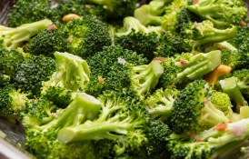 Salată de broccoli cu usturoi