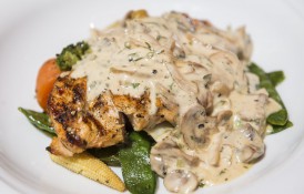 Piept de pui la grătar cu sos alb de ciuperci