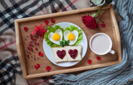 10 idei de mic dejun romantic pentru partenerul tău