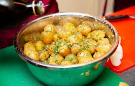 Cartofi noi condimentați la cuptor