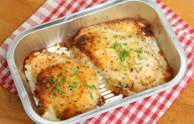 Piept de pui gratinat la cuptor, cu cașcaval și sos cremos