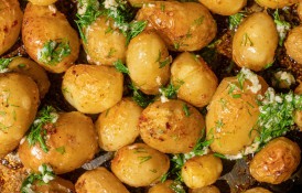 Cartofi noi (baby) la cuptor în sos de unt cu usturoi și mărar