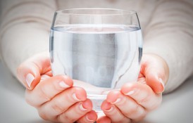 Câtă apă trebuie să bei pe zi? Ghidul tău complet pentru o hidratare adecvată