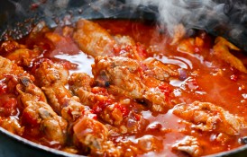 Pui la tigaie cu roșii și usturoi