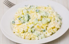 Salată de cartofi cu ouă și smântână