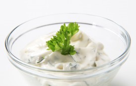 Sos de maioneză cu iaurt, combinația ideală în sezonul cald. Cum să-l prepari și cu ce mâncăruri se potrivește cel mai bine