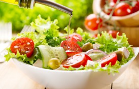 Salată verde cu roșii și castraveți