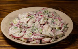 Salată simplă de ridichi - prospețime și savoare într-o singură farfurie