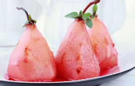Pere în sos de vin - desert rafinat, cu vin roșu, scorțișoară și arome de citrice