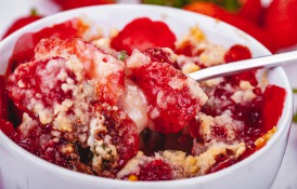 Crumble cu căpșuni - desertul perfect de vară