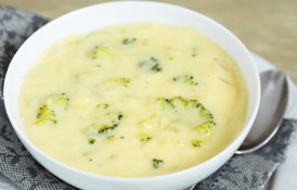 Supă cremă de broccoli cu brânză cheddar