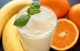 Smoothie cu banană, portocală și mere