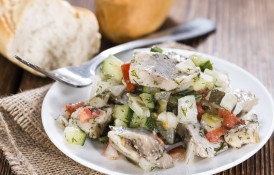 Salată grecească cu hering marinat. Rețetă rapidă (10 minute) și sănătoasă