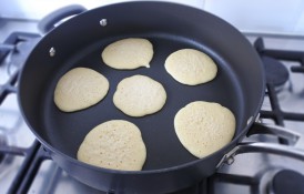 Pikelets - clatite australiene pufoase, perfecte pentru mic dejun sau gustare