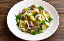 Salată orientală cu hering afumat. O sursă excelentă de proteine