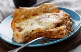 Lasagna ca în Bologna – cu sos ragu fiert ore întregi