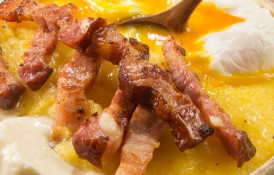 Taci și înghite - rețetă tradițională cu mămăligă în straturi