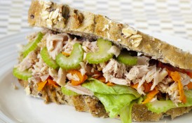Sandviș cu ton, salată verde, țelină apio și morcov ras