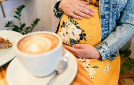 Cafea decofeinizată în sarcină. Căt de sigur este să o bei?